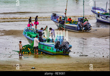 Puerto Lopez, Ecuador - September 12, 2018 - Fischer beenden Ihren Tag Netze zur Festsetzung, Reinigung der Boote, und die Unterhaltung mit Freunden Stockfoto