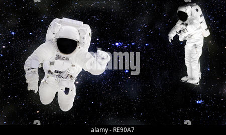 In Raumanzügen schwebenden Astronauten im Weltraum. Spacemans bei der Arbeit. Sternenhimmel Staub. Elemente dieses Bild von der NASA eingerichtet Stockfoto