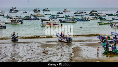 Puerto Lopez, Ecuador - September 12, 2018 - Fischer beenden Ihren Tag Netze zur Festsetzung, Reinigung der Boote, und die Unterhaltung mit Freunden Stockfoto