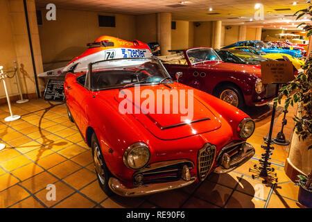 FONTVIEILLE, MONACO - Jun 2017: rote ALFA ROMEO10123 1962 in Monaco Top Cars Collection Museum. Stockfoto