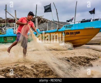 San Pedro, Ecuador - September 14, 2018 - Fischernetze, die von Fischern, für die die Reparatur Stockfoto