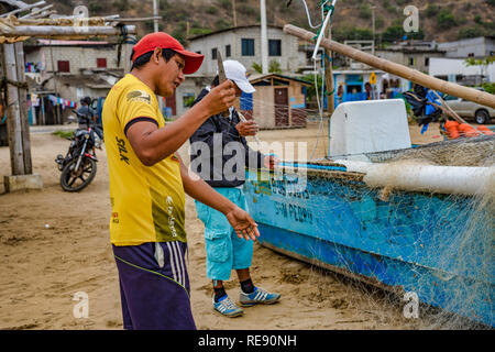 San Pedro, Ecuador - September 14, 2018 - Fischernetze, die von Fischern, für die die Reparatur Stockfoto