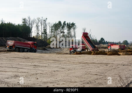 KRUSZYN KRAJENSKI, SZKOCJA, kujawsko-pomorskie/POLEN - NOVEMBER 4, 2017 - S5 Baustelle mit vier Mann kipper Kipper, Sand auf der Straße Stockfoto