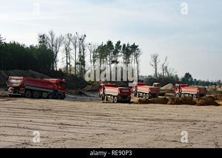 KRUSZYN KRAJENSKI, SZKOCJA, kujawsko-pomorskie/POLEN - NOVEMBER 4, 2017 - S5 Baustelle mit drei MAN-kipper Kipper mit Sand auf dem Roa Stockfoto