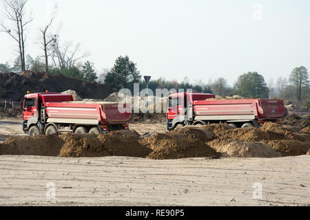 KRUSZYN KRAJENSKI, SZKOCJA, kujawsko-pomorskie/POLEN - NOVEMBER 4, 2017 - S5 Baustelle mit zwei man kipper Kipper, Sand auf der Straße Stockfoto