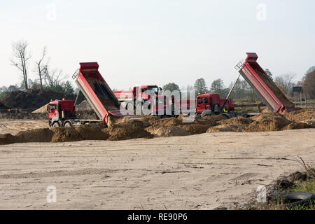 KRUSZYN KRAJENSKI, SZKOCJA, kujawsko-pomorskie/POLEN - NOVEMBER 4, 2017 - S5 Baustelle mit vier Mann kipper Kipper, Sand auf der Straße Stockfoto