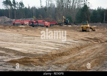 KRUSZYN KRAJENSKI, kujawsko-pomorskie/POLEN - November 13, 2017 - S5 Baustelle mit fünf Mann kipper Kipper, Bagger und Earth Mover Stockfoto