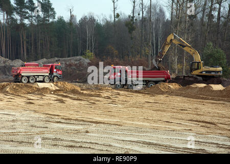 KRUSZYN KRAJENSKI, kujawsko-pomorskie/POLEN - November 13, 2017 - S5 Baustelle mit man kipper Kipper und Bagger laden Sand auf der einen Dump Stockfoto