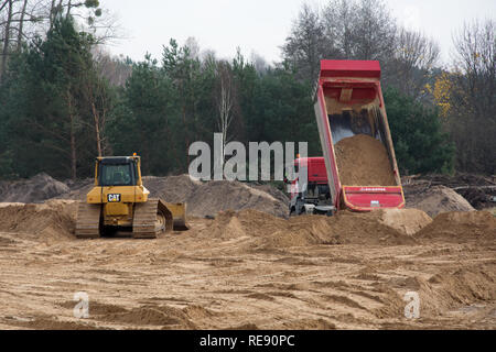 KRUSZYN KRAJENSKI, kujawsko-pomorskie/POLEN - November 13, 2017 - S5 Baustelle mit CAT earth Mover und man Kipper kipper Wahrnehmung seiner Loa Stockfoto