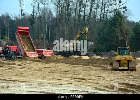 KRUSZYN KRAJENSKI, kujawsko-pomorskie/POLEN - November 13, 2017 - S5 Baustelle mit man Kipper kipper Cat Bagger und Katze earth Mover Stockfoto