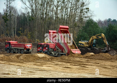 KRUSZYN KRAJENSKI, kujawsko-pomorskie/POLEN - November 13, 2017 - S5 Baustelle mit drei MAN-kipper Kipper entladen ihre Last und excav Stockfoto