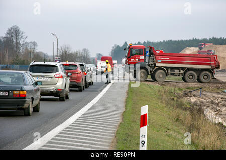 KRUSZYN KRAJENSKI, kujawsko-pomorskie/POLEN - November 13, 2017 - S5 Baustelle mit einem Arbeiter das Anhalten des Verkehrs für Mensch kipper Kipper Stockfoto