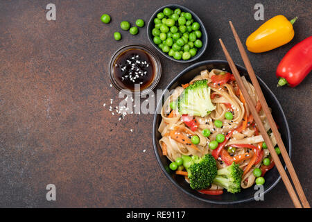 Nudeln mit Gemüse Rühren braten. Udon Nudeln mit Brokkoli, Erbsen, Karotten, Paprika und Teriyaki Sauce Stockfoto