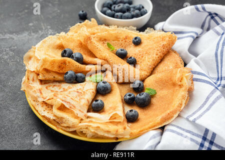 Crepe oder Blini auf Platte mit frischen Blaubeeren Stockfoto