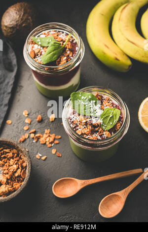 Gesundes Frühstück Parfait in Glas mit Müsli und Banane. Ansicht von oben. Konzept der gesunden Ernährung, gesunder Lebensstil Stockfoto