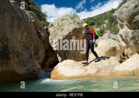 Canyoning in Oscuros del Balcez Canyon, Guara Berge, Huesca, Aragón, Spanien. Stockfoto