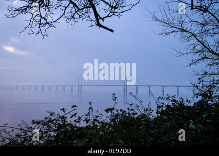 Bei Sonnenaufgang Nebel umgibt, der Prinz von Wales Brücke über den Fluss Severn Estuary zwischen England und Wales, wo über Nacht cloud ein Frost verhindert hat und verdeckt den Blick auf die totale Mondfinsternis für viele Teile des West Country. Stockfoto