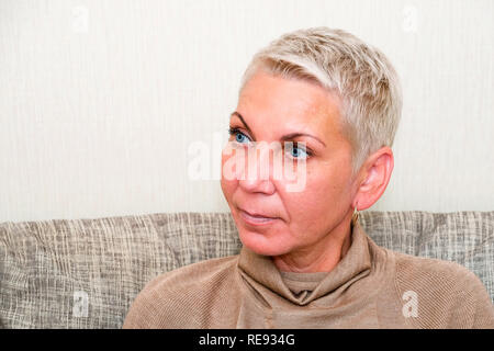 Ein Patient, der eine Sitzung mit ihr Psychologe an Ihrer privaten Beratung Klinik. Nervöse Störungen. Stress. Stockfoto