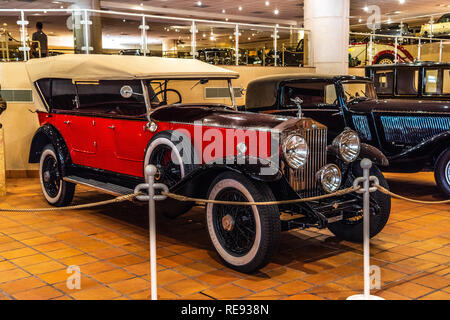 FONTVIEILLE, MONACO - Jun 2017: Roter ROLLS-ROYCE in Monaco Top Cars Collection Museum. Stockfoto