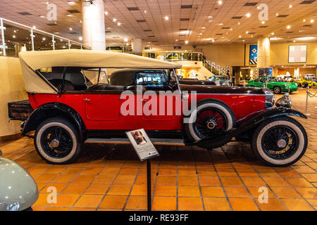 FONTVIEILLE, MONACO - Jun 2017: Roter ROLLS-ROYCE in Monaco Top Cars Collection Museum. Stockfoto