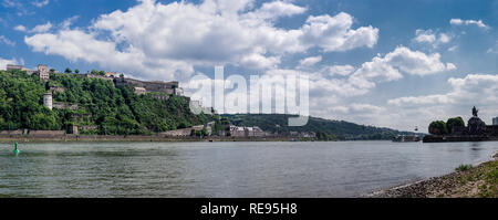 Panoramablick auf die Festung Ehrenbreitstein auf der Seite des Rheins und des Deutschen Ecke (Deutsche Eck), in Koblenz, Deutschland. Stockfoto