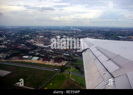 Fliegen über Thailand, die Ansicht von Thailand aus dem Fenster des Flugzeugs. Stockfoto