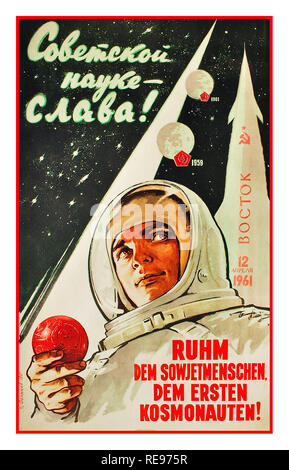 Jahrgang 1960 des russischen Space Race Propaganda Poster Tempo werden uns gehören Lange lebe der sowjetischen Menschen der erste Astronaut". "Herrlichkeit der sowjetischen Wissenschaft! Ehre sei dem sowjetischen Mensch - der erste Mensch im Weltraum! April 1961 Volikov Stockfoto