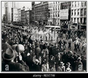 Archiv 1930 NSDAP-Sympathisanten marschieren mit Stars und Stripes Fahnen und NS-Hakenkreuz Fahnen auf einer Kundgebung in New York USA gab es amerikanischen NS-Sommercamps rechts überqueren sie die USA in den 1930er Jahren Stockfoto