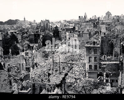 Vintage-Bild der NORMANDIE aus dem 2. Weltkrieg mit weit verbreiteten katastrophalen Schäden durch die alliierten Bombenangriffe auf Caen (Normandie, Frankreich) im Jahr 1944 Operation Overlord 6. Juni-6. August Teil der alliierten Landungen am nördlichen Strand führt an der französischen Küste 6. Juni 1944 D-Day Stockfoto