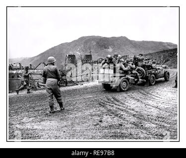 Die Ludendorff-Brücke bei Remagen WW2 Soldaten der 9. amerikanischen Panzerdivision, erste Armee, im Voraus über die intakte Ludendorff Brücke zum östlichen Ufer des Rheins in Remagen, Deutschland, am 7. März 1945 während des Zweiten Weltkrieges. Die Ludendorff-Brücke bei Remagen schließlich zusammengebrochen, 10 Tage nachdem sie aufgenommen wurde, am 17. März 1945. Stockfoto