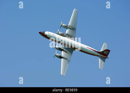 British Eagle Airline Plan Douglas DC-6 Vintage Flugzeug G-APSA fliegt bei einer Flugschau in blauem Himmel Stockfoto