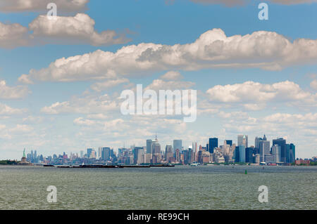 New York City, USA - Juni 7, 2010: Blick auf die Skyline von New York City aus dem Hudson River in New York City, USA Stockfoto
