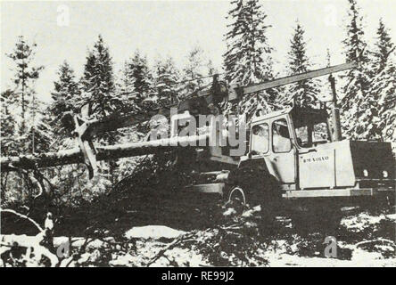 . Umwandlung von Wald Rückstände zu strukturellen flakeboard: Die fingerling Konzept. Spanplatten; Holz Recycling von Abfällen. Abbildung 13.- drott Feller-Bunaher, Modell 40 LC. Der Baum ist an der Basis durch die scherkräfte 3 getrennt und für die Bündelung von der Verriegelungsarm gesteuert.. Abbildung 14.-BM Volvo SM-880-Prozessor. Die gefällten Baum wird festgehalten und an die Holding Arm zurück. Auf der Rückreise des Auslegers für den nächsten Baum, der Baum in der haltearm ist prelimbed durch die Messer am Rand der Greifer Waffen; der Baum wird dann automatisch an die Protze Einzugswalzen übertragen und zog durch zwei Wraparound, Stockfoto