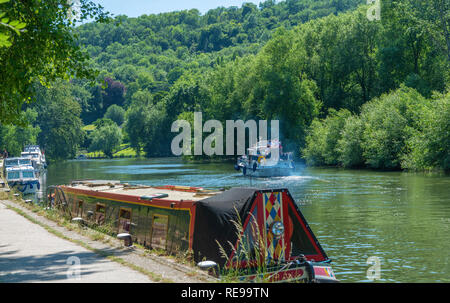 Schmale Boot und Motor Boote auf der Themse vor dem Schloss in Goring-on-Thames in der schönen Thames Valley, England, Vereinigtes Königreich, Stockfoto