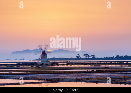 Sonnenuntergang an der Alten Saline in der Laguna dello Stagnone in der Nähe von Trapani, Sizilien, Italien Stockfoto