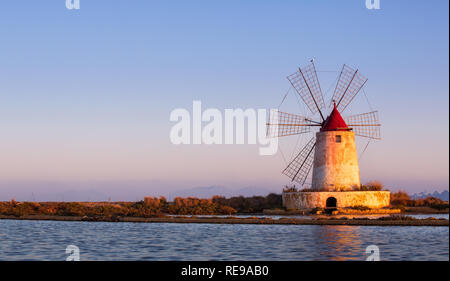 Sonnenaufgang an der Alten Saline an der Laguna dello Stagnone in der Nähe von Trapani, Sizilien, Italien Stockfoto