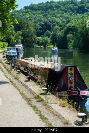 Schmale Boot und Motor Boote auf der Themse vor dem Schloss in Goring-on-Thames in der schönen Thames Valley, England, Vereinigtes Königreich, Stockfoto