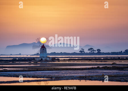 Sonnenuntergang an der Alten Saline in der Laguna dello Stagnone in der Nähe von Trapani, Sizilien, Italien Stockfoto