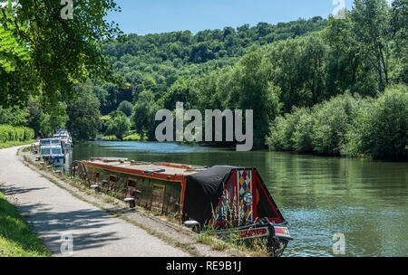 Schmale Boot und Motor Boote auf der Themse vor dem Schloss in Goring-on-Thames in der schönen Thames Valley, England, Vereinigtes Königreich, Stockfoto