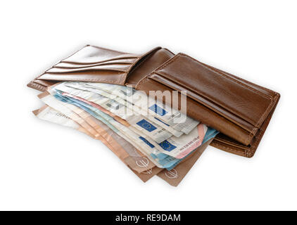 Hohe Betrachtungswinkel von Bargeld in Leder Brieftasche auf weißem Hintergrund Stockfoto