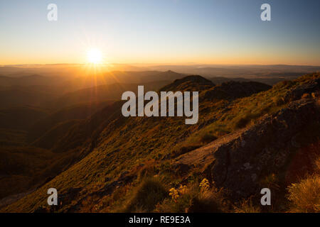 Zeigen Sie vergangene Mansfield bei Sonnenuntergang vom Gipfel des Mt Buller in Victoria, Australien an Stockfoto