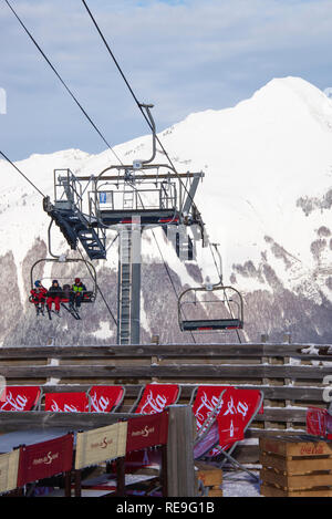 Die mouilles Sessellift befördern Skifahrer auf den Pisten zum Le Sonnenstühle Gondel in Bergen oberhalb von Morzine Resort Haute Savoie Frankreich Stockfoto