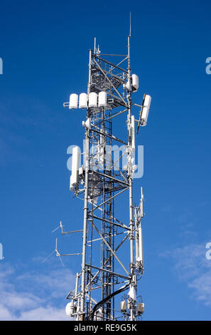 Ein Telekommunikation Sat-Mast im Le Sonnenstühle Gondelstation oben Morzine Haute Savoie Portes du Soleil Frankreich Stockfoto