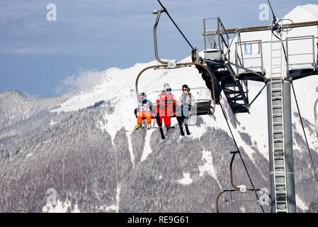 Die mouilles Sessellift befördern Skifahrer auf den Pisten zum Le Sonnenstühle Gondel in Bergen oberhalb von Morzine Resort Haute Savoie Frankreich Stockfoto