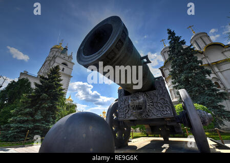 Blick auf die Zarenkanone (König Cannon) in Moskau Kreml. Der Moskauer Kreml ist ein beliebtes touristisches Wahrzeichen. UNESCO-Weltkulturerbe. Stockfoto