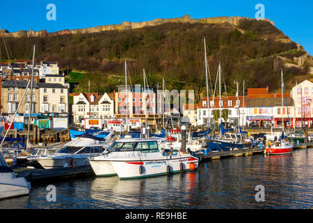 Kleine Boote im Hafen von Scarborough North Yorkshire im Vereinigten Königreich, mit dem Schloss auf dem Hügel hinter Stockfoto