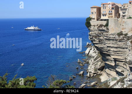 Leben am Rande: beeindruckende Stadt Bonifacio auf Korsika, Frankreich Stockfoto