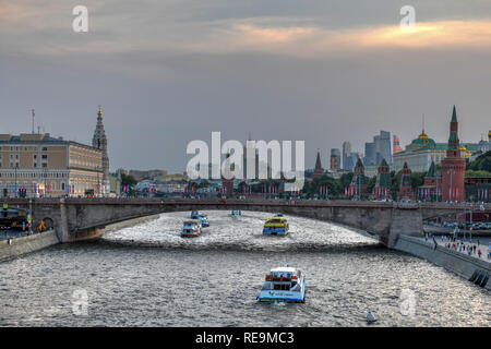 Kreuzfahrt Schiff segeln entlang der Moskwa, Moskau, Russland bei Sonnenuntergang. Stockfoto