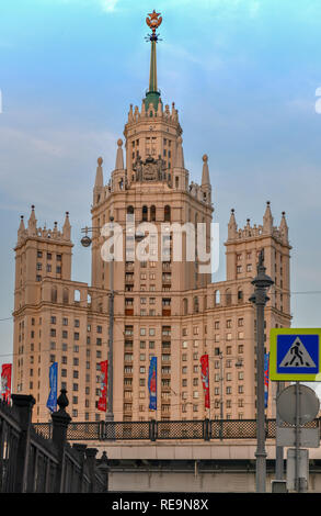 Kotelnicheskaya Damm Gebäude, ein Apartment in Moskau, Russland. Es ist eines von sieben stalinistischen Wolkenkratzer, auch genannt die Sieben Schwestern. Stockfoto