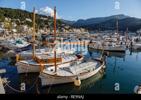 Boote im Hafen von Port de Sóller, Mallorca Stockfoto